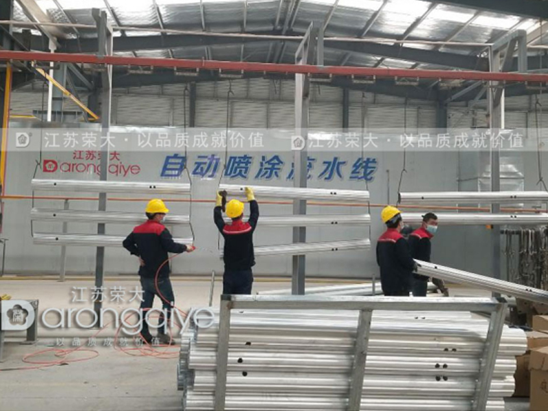 公交候車亭廠家噴塑流水線原來(lái)長(zhǎng)這樣配圖一