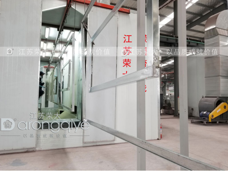 公交候車亭廠家噴塑流水線原來(lái)長(zhǎng)這樣配圖二