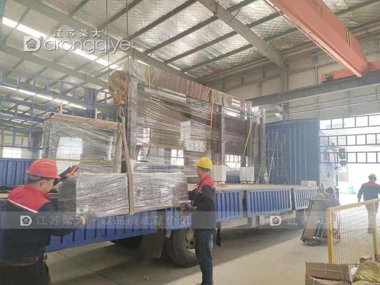 河南仿古公交站臺正在裝車