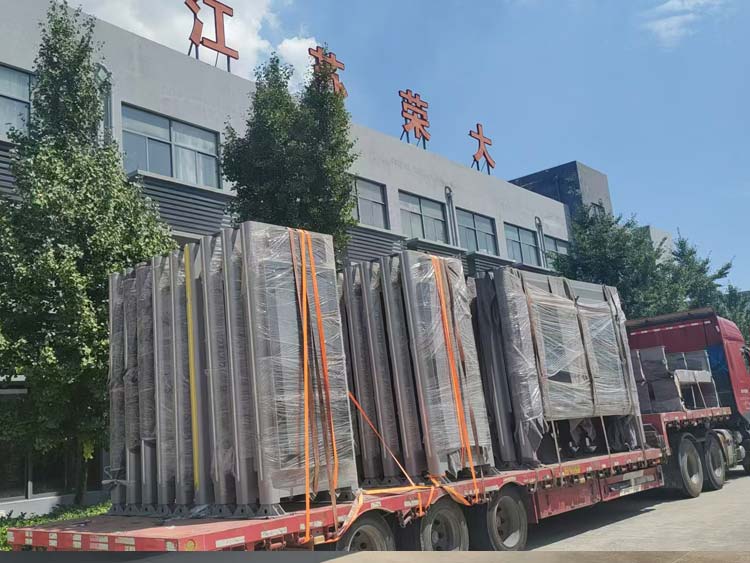 河南智能公交站臺裝車完成